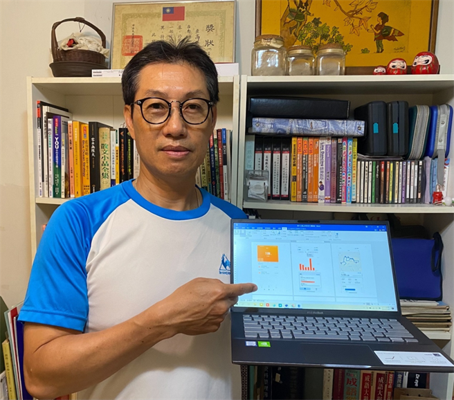 高雄大学通识教育中心助理教授高群超，运用视讯软体与手机健身App隔空上体育课。（图/高雄大学提供）