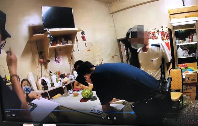 台中市警局烏日分局犁份派出所接獲報案指有多人群聚，員警當場在一民宅內查獲7位男女，在室內打麻將，明顯違反規定，立即製單函報衛生局裁罰。（烏日分局提供／黃國峰台中傳真）