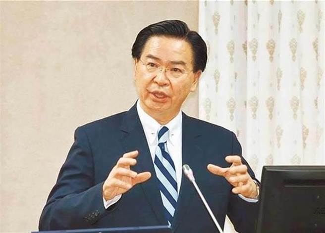 吳釗燮狹隘的意識形態已經限制了他的判斷，在民進黨政府的操弄下，台灣正在進行一場「無政治的病毒」與「有政治的疫苗」之間的戰鬥，而台灣人民的生命安全與健康已經輸了。（本報資料照）