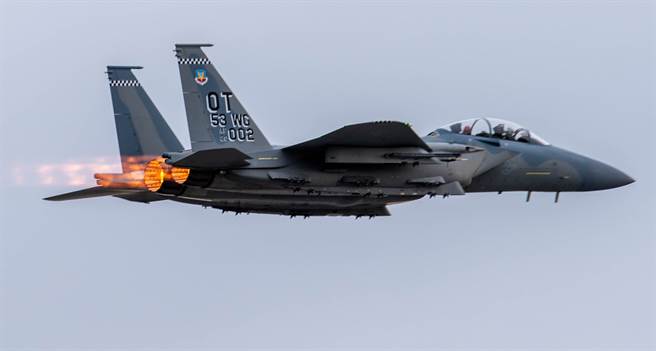 一架美国空军F-15EX战机2021年5月从阿拉斯加州爱尔门道夫与李察逊联合基地（Joint Base Elmendorf-Richardson）起飞的画面。（美国空军）