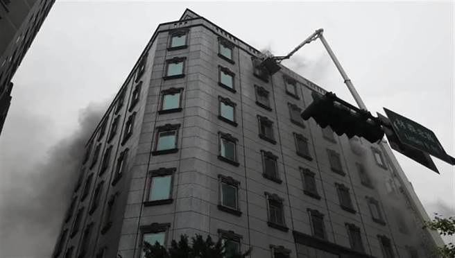 林森北路钱柜KTV去年发生大火造成6死惨剧，为避免类似憾事发生，内政部今表示已通过修正标准。（资料照／台北市消防局提供）