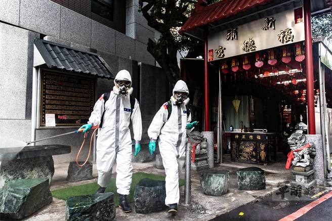 陆军第33化学兵群3日执行板桥疫情热区环境消毒。（军闻社提供）