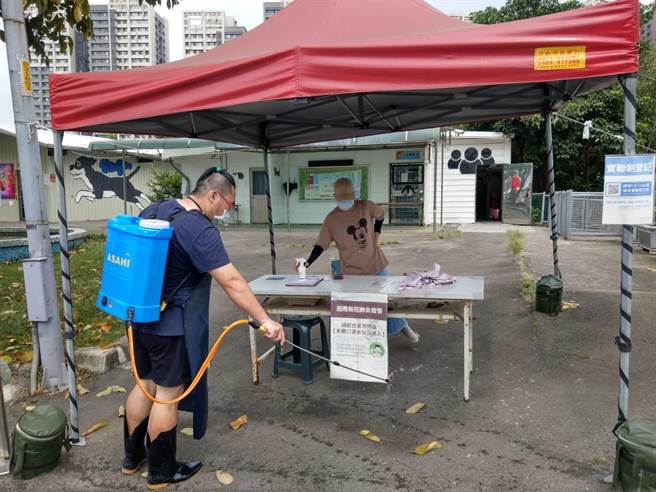 動物之家每日定時加強場區環境消毒。（新北市動保處提供）