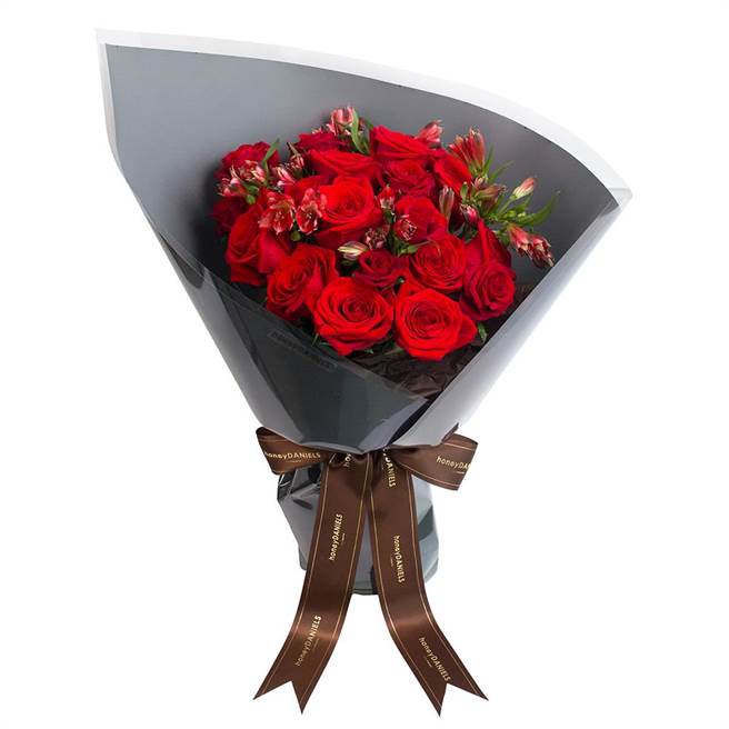 六月的诗，以进口红玫瑰、台湾红玫瑰、水仙百合组成。（丹尼尔花艺提供）