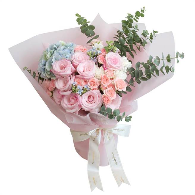 盛夏情诗，以进口粉玫瑰、白大康、尤加利、迷你粉玫瑰、蓝星花、蓝绣球制成。（丹尼尔花艺提供）