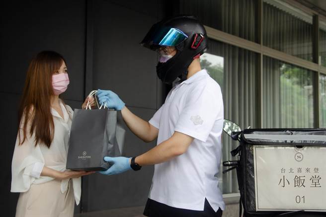 寒舍集团旗下台北喜来登自组小饭堂美食外送车队。（寒舍提供）