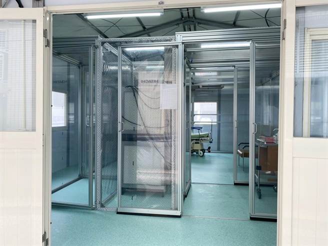 前交通部长林佳龙号召企业捐赠组合式负压隔离舱，募资5000万力挺防疫。（翻摄林佳龙脸书）