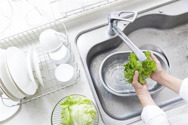 家人各用餐盘不共食，可以避免家人群聚感染的危机。护理师谭敦慈日前分享简单又营养均衡的食谱。(示意图/Shutterstock)