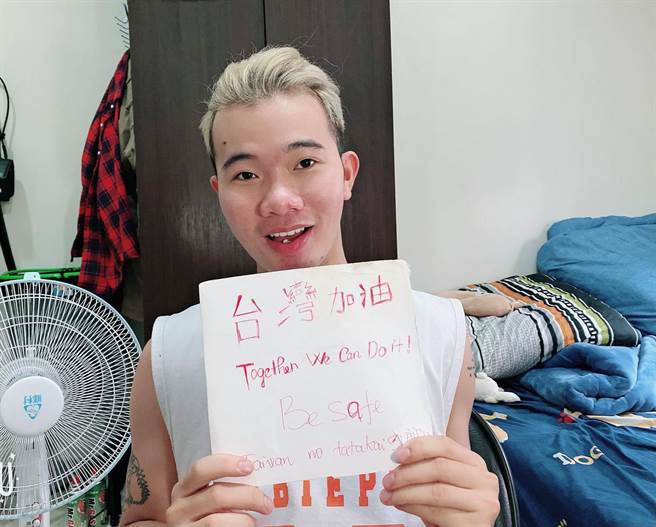 国际生范公泉一个人在家拍摄的练习照。(戴志扬翻摄)