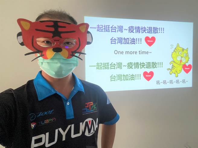 商管学院院长李国豪亲自带队拍摄台湾加油影片。(戴志扬翻摄)