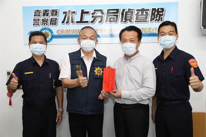 嘉义县长翁章梁（右二）今天下午到分局慰问员警辛劳，致赠加菜金。（嘉县政府提供／张亦惠嘉县传真）