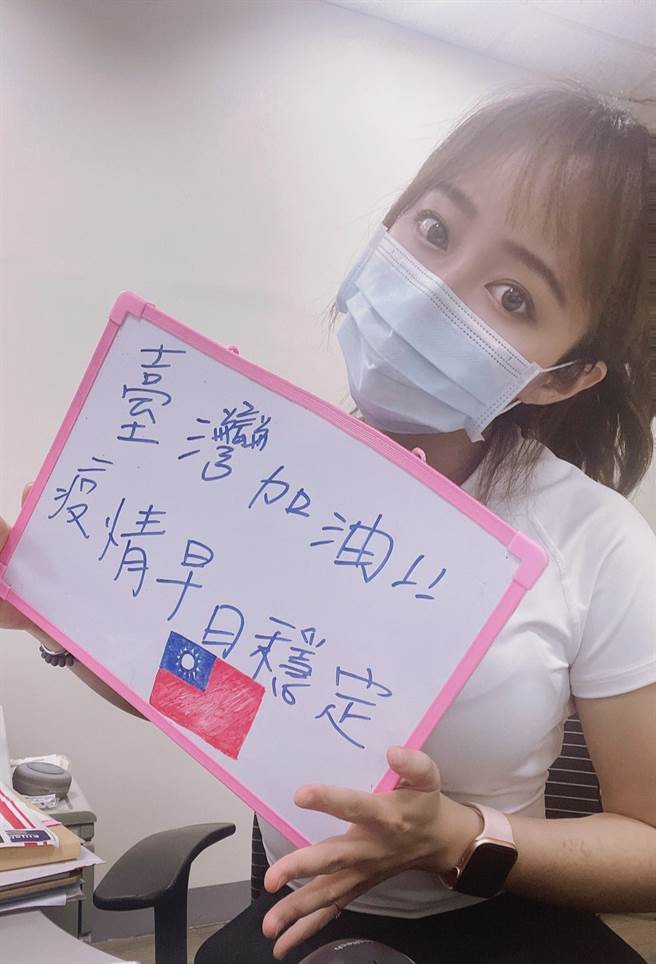 表演艺术系老师吴函砡外型亮丽迷人深获学生喜爱，写词带动同学一起参与台湾加油影片拍摄。(戴志扬翻摄)