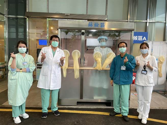 由暐顺集团捐赠给中国医药大学新竹附设医院的行动採检亭，已正式启用，可使医疗人员在相对舒适的环境，降低染疫风险，完成採检作业。（庄旻静摄） 