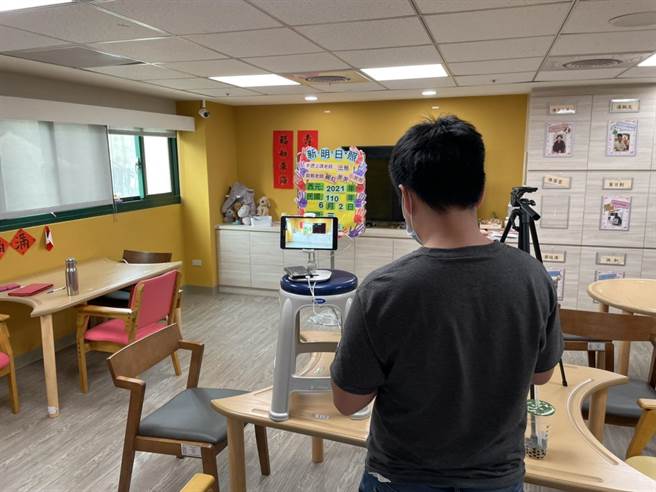 ▲疫情升温，桃园日照中心暂停实体关怀，并转为线上方式关怀长辈。(萧灵玺摄)