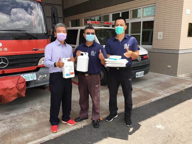 兴达建设总经理陈金树捐赠防疫物资给嘉县消防局鹿草分队及番路分队。（嘉县消防局提供／张亦惠嘉县传真）