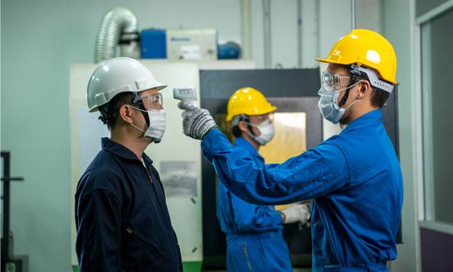 专家建议，企业快筛必须要先将员工筛选、分组，不见得全部员工都要筛检。(示意图/ Shutterstock）