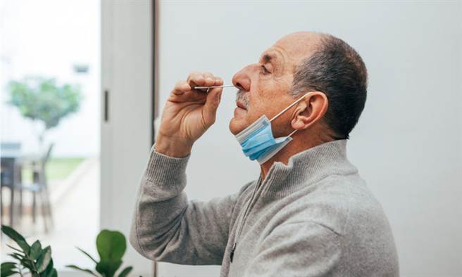 民眾在家自主快筛，要有充足的训练和相关的废弃物处里措施，而且也建议可以跟核酸检验包一起卖。(示意图/Shutterstock）