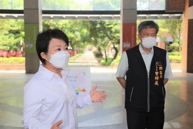 台中市长卢秀燕与卫生局长曾梓展，今天视察惠文高中快打站。(台中市政府提供)