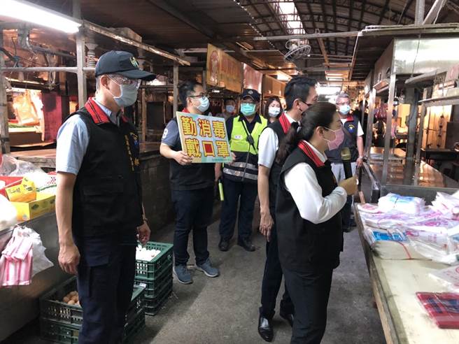 警方日前陪同花莲县长徐榛蔚前往各传统市场店家和卖场，向摊商及商家宣导防疫措施。（花莲县警局提供／罗亦晽花莲传真）