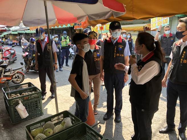 警方日前陪同花莲县长徐榛蔚前往各传统市场店家和卖场，向摊商及商家宣导防疫措施。（花莲县警局提供／罗亦晽花莲传真）