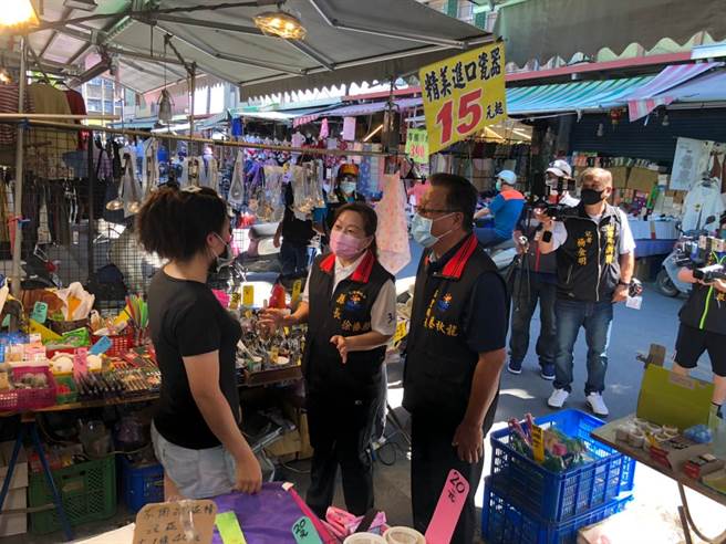 警方日前也陪同花莲县长徐榛蔚前往各传统市场店家和卖场，向摊商及商家宣导防疫措施。（花莲县警局提供／罗亦晽花莲传真）
