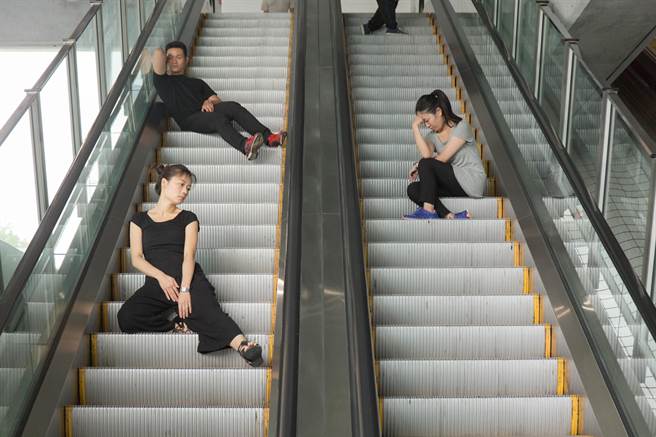 旅法艺术家林人中受庞毕度中心邀请，将呈现作品《手扶梯上的艺术史》（Art History on Escalators），参与的演出者包括旅法舞者彭诗雅、杨璧嘉及演员杨宜霖。图为台北版本。（张玮摄，林人中提供）