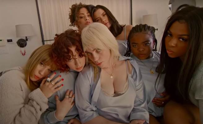 怪奇比莉（中）MV爆乳入镜。（摘自YouTube）