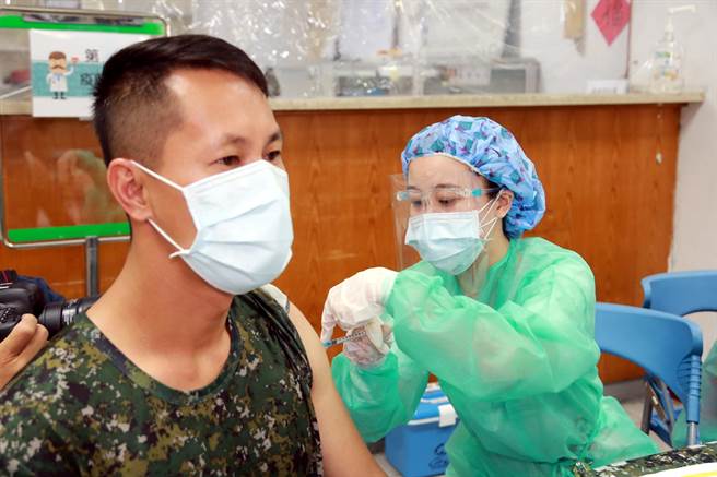 今日39化学兵群弟兄经量体温、血压、填写同意书及医生评估后进行接种，施打人数约100人。(台南市政府提供／曹婷婷台南传真)
