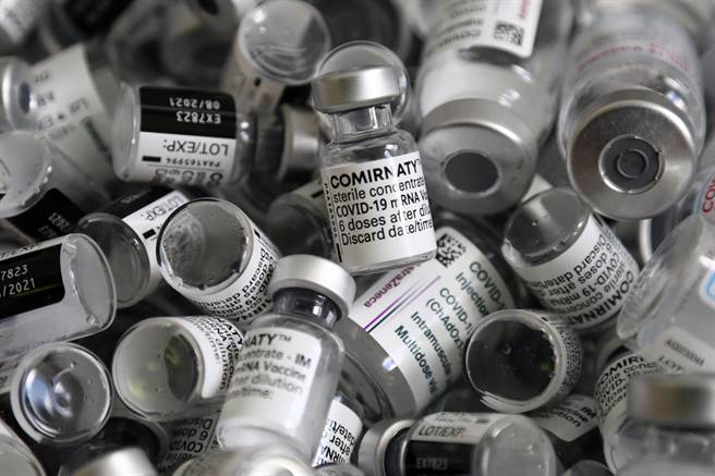 美國宣布捐贈首批2500萬劑新冠疫苗，提供對象包括台灣。圖為美製輝瑞疫苗。（圖／美聯社）
