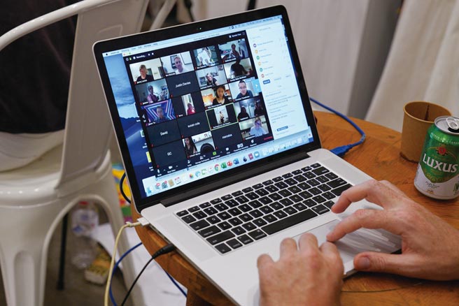 去年疫情爆发后居家办公及远距教学逐渐成为常态，使相关网路服务需求爆量，Zoom正是主要受惠者之一。图／路透