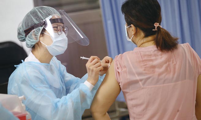 中央流行疫情指揮中心2日宣布，由於6月底前將有200萬劑疫苗陸續抵台，指揮中心將廣設接種站大規模施打，擴大接種的普及率。圖／本報資料照片