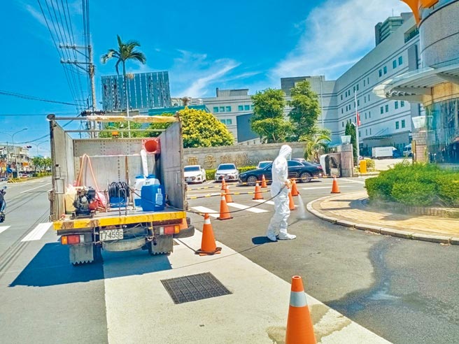 京元电子竹南厂爆群聚感染，已知12名菲籍移工、2名台籍员工确诊，苗栗县府将大规模快筛7300人。图为工厂周围昨进行消毒。（竹南镇公所提供／谢明俊苗栗传真）