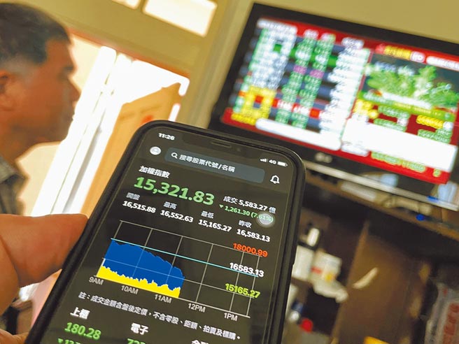 近期股价大涨的高端股票本周连吞3根跌停，执政党炒作国产疫苗质疑声浪不断。图为民眾用手机看盘。（本报资料照片）