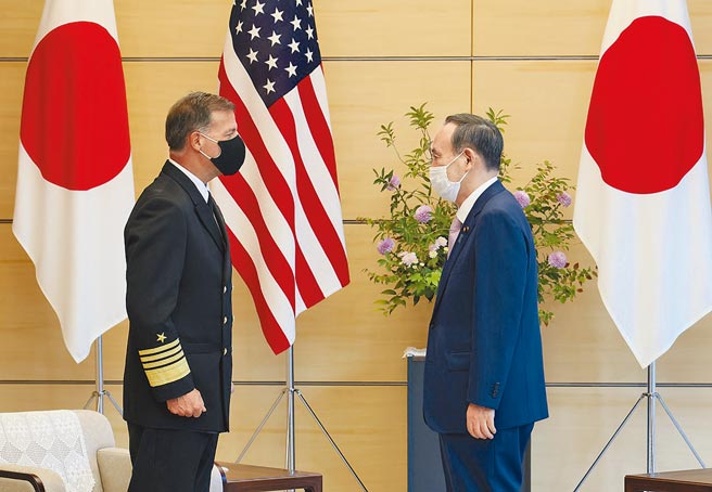 日本首相菅义伟（右）1日接见访日的美国印太司令部司令、美国海军上将阿基里诺（John Aquilino）（左），会中就中国大陆强化军事压力与台湾情势交换意见，双方也有共识反对中国片面改变现状。（摘自推特）