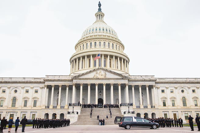 美国国会及行政当局中国委员会（CECC）1日致函美国国家篮球协会球员工会（NBPA），敦促NBA球星勿再为使用新疆棉的中国运动品牌代言，以免成为强迫劳动的同谋。（新华社）