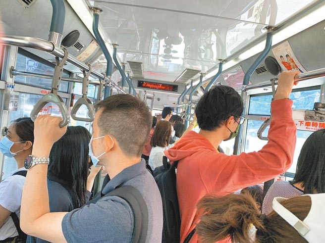北市自升三级警戒后，公车运量减少近8成，平日班次减少3成、假日减5成，民眾抱怨要苦等半小时至1小时，且更拥挤，增加染疫风险。（北市议员陈怡君提供／张颖齐台北传真）