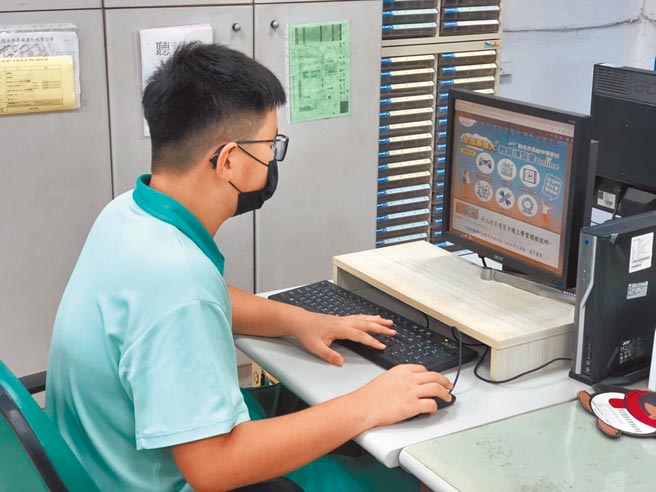 新北市推出线上互动式「2021新北市高级中等学校教育博览会Online」，让即将毕业的学生找到适合自己的理想学校。（戴上容摄）