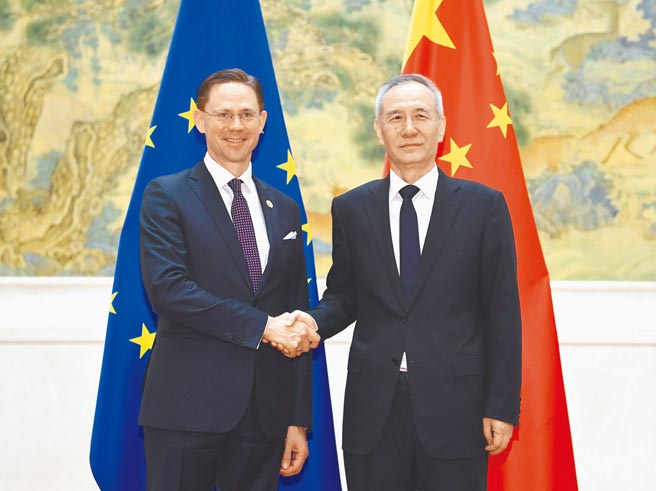 大陆国务院副总理、中美全面经济对话中方牵头人刘鹤（图右），2日与美财政部长叶伦举行视讯通话，这代表经贸交流已经逐渐恢復。（新华社）