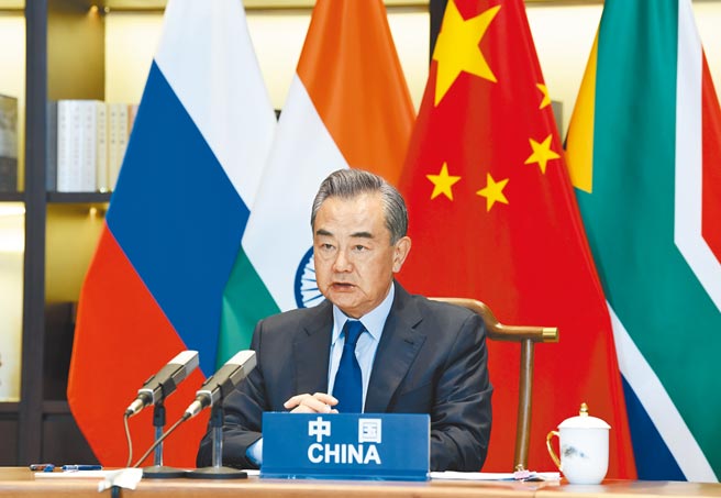 中国外交部发言人汪文斌昨表示，中国在自身疫苗供应十分紧张情况下，已提供国际社会超过3.5亿剂疫苗，包括向80多国提供疫苗援助，向40多国出口。图为国务委员兼外长王毅。（新华社）