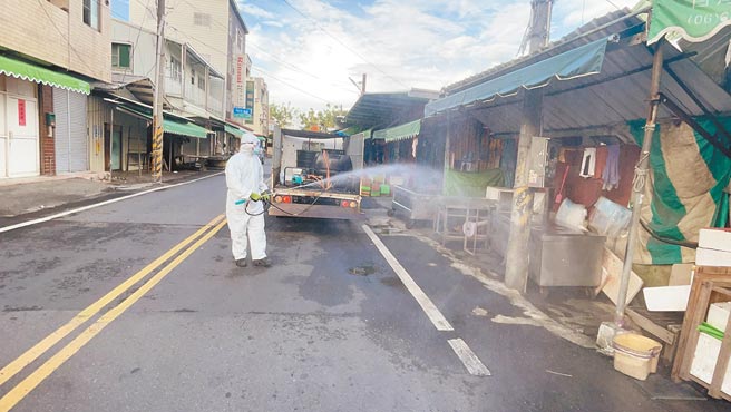 台南市昨天新增2起確診個案，均與白河家庭群聚有關，該起群聚已經造成6人染疫，市府昨派員到白河山產市場全面清消。（台南市政府提供／曹婷婷台南傳真）