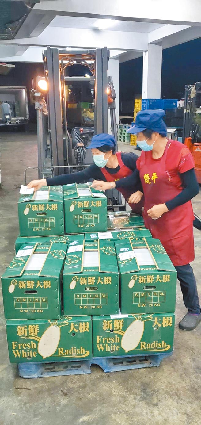 疫情紧绷导致全台物流大塞车，云林县蔬菜箱有团膳业者伸援手帮忙配送，不受影响。（云林县政府提供／周丽兰云林传真）