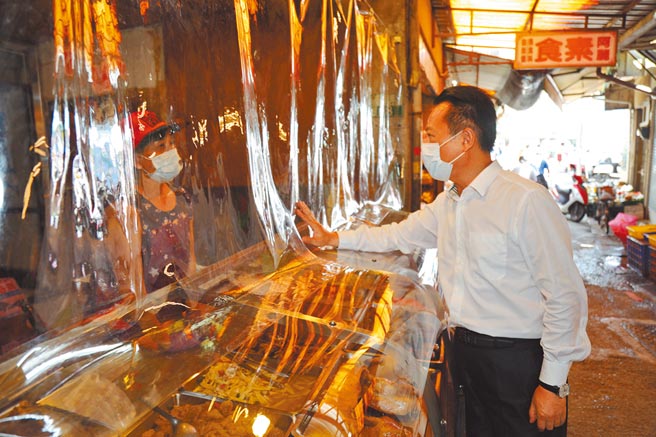 嘉义县长翁章梁2日到大林镇市场，了解目前市场摊商经营状况。（嘉义县政府提供／吕妍庭嘉义传真）