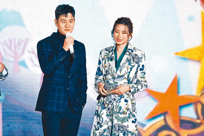 周兴哲（左）去年与赵岱新分手后，曾在新北耶诞城同台。 （资料照片）