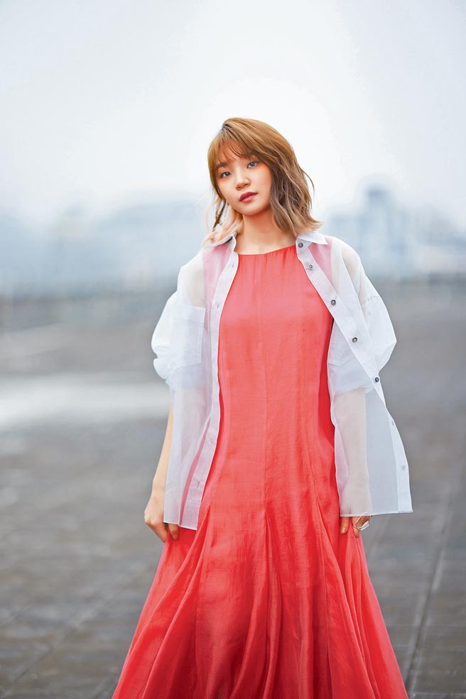 郑心慈近来推出新歌MV，替在第一线医护人员打气。（星空飞腾提供）