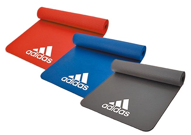 远百Online adidas轻量防滑弹性运动垫7mm，有3色，原价2080元、特价1180元。（远百提供）