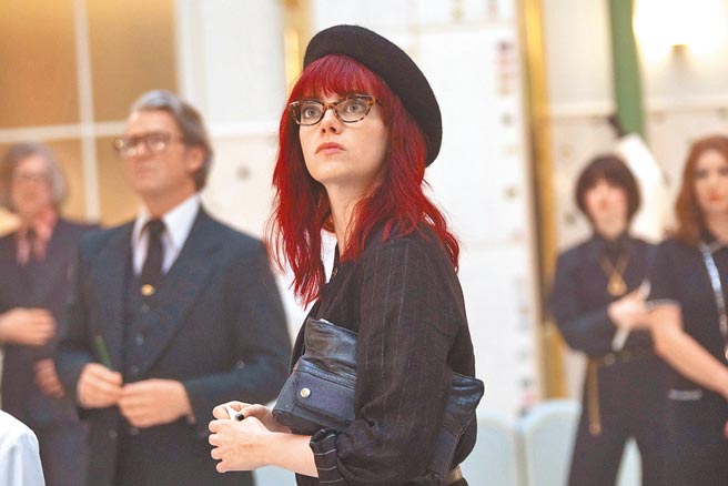 艾玛史东在电影中佩戴英国眼镜配件设计师Tom Davies设计的眼镜。（摘自电影剧照）