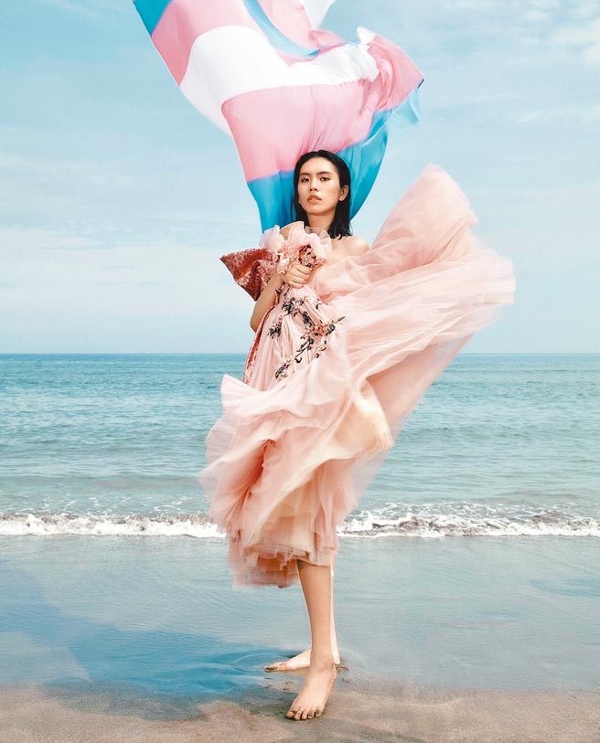 Aura Tao身穿粉色刺绣拼接小礼服by MOSCHINO。（《Vogue》提供）