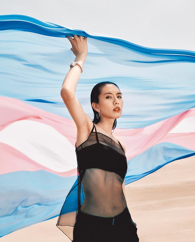 Aura Tao以Givenchy黑细肩带胸衣、透视细肩带上衣、短裤搭出自己的时尚态度。（《Vogue》提供）