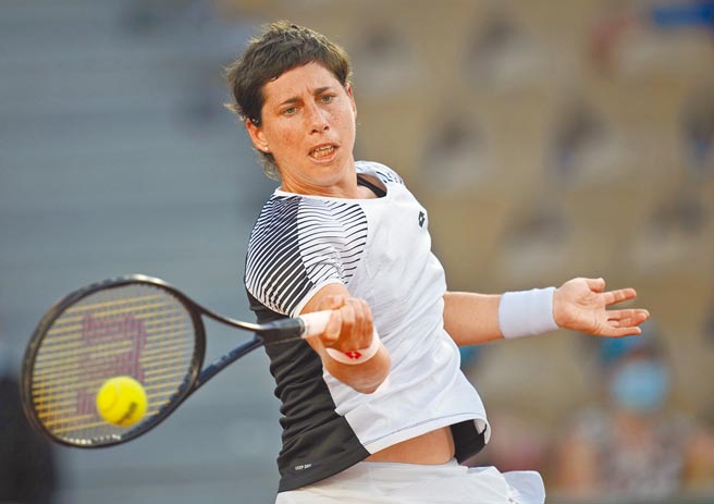 西班牙女将娜瓦洛虽在法网首轮出局，但抗癌成功重返赛场的故事激励人心。（美联社）