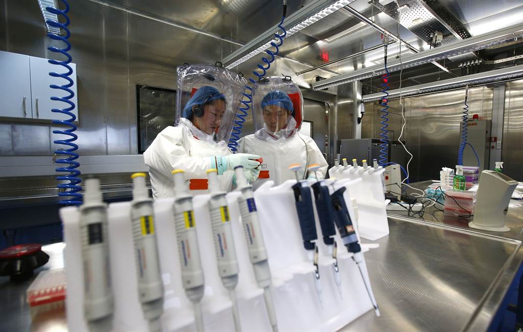 科研人员在武汉P4实验室内进行各项适应性实验的画面。（新华社）(photo:ChinaTimes)